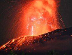 Gunung Ibu Halmahera Erupsi Lagi, Lontarkan Abu Sampai saat ini Pijaran Api