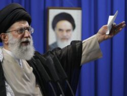 Khamenei Tegaskan Hizbullah Tak Gentar Diserang Israel