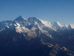 Studi Ungkap Gunung Everest Makin Tinggi, Ilmuwan Bongkar Pemicunya