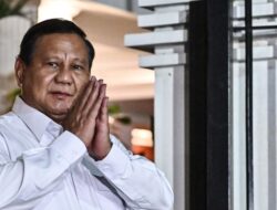 Prabowo Beri Potongan Tumpeng Ulang Tahun ke Sjafrie Sjamsoeddin