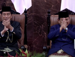 Lengser, Jokowi Persilakan Prabowo Duduk di Kursinya usai Pelantikan