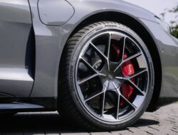 Tips Unggul tinggi Berkendara ala Bridgestone di Musim Hujan: Ban Dianjurkan Optimal