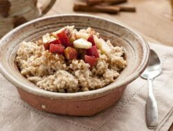 Apa yang Terjadi pada Tubuh saat Makan Oatmeal Setiap Hari?