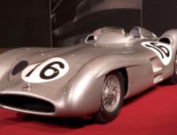 Kendaraan Pribadi Balap Mercedes-Benz Terjual Rp863 M