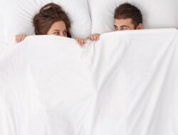 Terapis Seks Bicara Waktu Unggul Bercinta Pasutri, Malam atau Pagi Ya?
