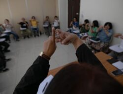 Bersama-sama Belajar Bahasa Isyarat untuk Komunitas Tuli