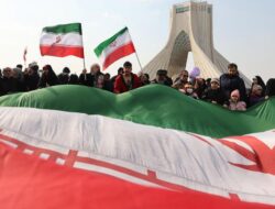 Israel dan Iran Adu Ancam Serang Usai Rudal Houthi Hantam Bandara