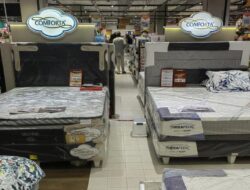 Pengunjung Tergiur Promo Kasur di Transmart Full Day Sale