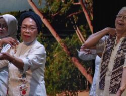 Lansia Jakarta Tampil Enerjik Lewat Tari Keroncong di TIM