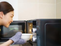 Bahaya! 5 Makanan Ini Jangan Dihangatkan di Microwave