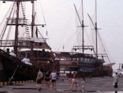 Ramai Turis Pergi dari Labuan Bajo Pakai Kapal Imbas Erupsi Lewotobi