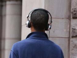 Ahli Sarankan Pelancong Tak Pakai Headphone di Bandara, Ini Penjelasannya