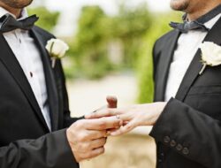 Motif Seniman Peras Pasangan Gay: Cemburu Pria Lebih Muda