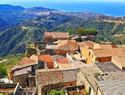 Turis Masuk ke Desa di Prancis Ini Wajib Bugil dan Bayar Rp1,1 Juta