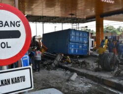 Truk Rem Blong Kejadian Lagi, Di waktu ini Seruduk Gerbang Tol Ciawi