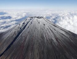 Pecahkan Catatan Unggul, Pria 102 Tahun Berhasil Capai Puncak Gunung Fuji
