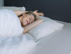 Tak Wajib Ragu, Ini 5 Manfaat Tidur Telanjang Buat Kesehatan