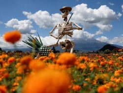 Penampakan Tengkorak Raksasa Hiasi Hari Orang Mati Meksiko