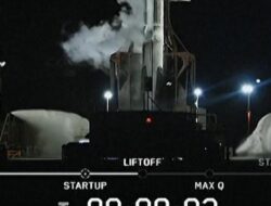 Detik-detik Falcon 9 SpaceX Luncurkan Puluhan Satelit Starlink