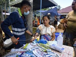 Akses Terhambat, Tenaga Medis Datangi Warga Terdampak Bencana Banjir Besar