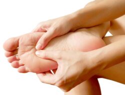 Apakah Telapak Kaki Nyeri Termasuk Gejala Asam Urat? Ini Penjelasannya