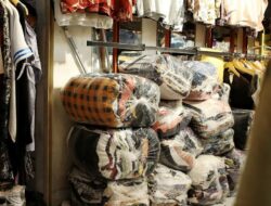 Pedagang Baju Produk Impor Bekas Minta Solusi Purbaya Seandainya Jualan Dilarang
