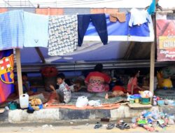 Warga Tidur di Jalan, Bau Bangkai Mulai Tercium