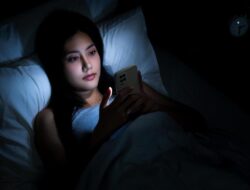 Susah Terlelap di Malam Hari? Screentime Dulu Ternyata Terjamin Kok, Ini Penjelasannya