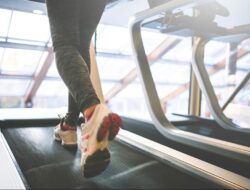 Jalan Kaki di Treadmill vs Luar Ruangan, Mana yang Lebih Efektif?