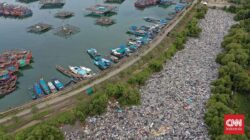 Penampakan Lautan Sampah di Tanggul Muara Baru