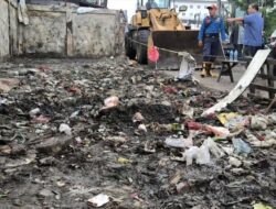 Mahasiswa Geruduk Kantor Walkot Tangsel, Tumpahkan Sampah 2 Truk