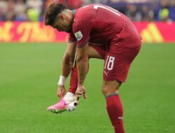 Bukan Tak Mampu Beli Baru, Ini Alasan Ada Sepatu dan Kaos Kaki Bolong di Piala Dunia