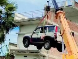 Takut Kendaraan Pribadi Barunya Dicuri, Pemiliknya Sewa Derek Diangkat ke Atap Rumah